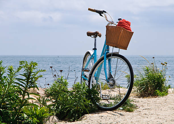 голубой на велосипеде на пляже - august cape cod massachusetts new england стоковые фото и изображения