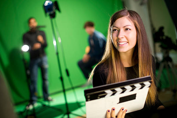 media студент в студии - television camera tripod media equipment videography стоковые фото и изображения