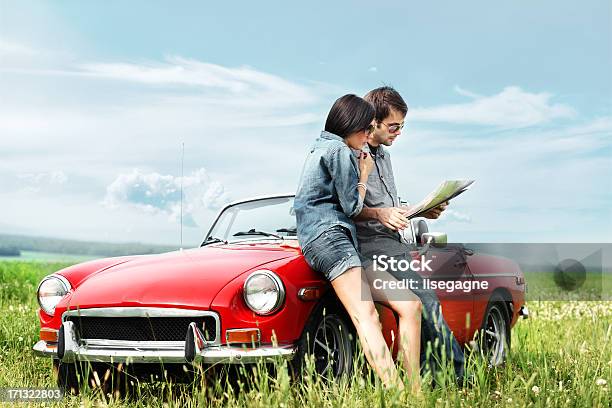 Foto de Pessoas Olhando Em Um Roteiro e mais fotos de stock de Conversível - Conversível, Mapa, Mapa rodoviário