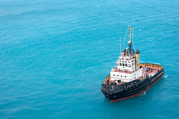 буксир в тропический голубой океан воды - tugboat стоковые фото и изображения