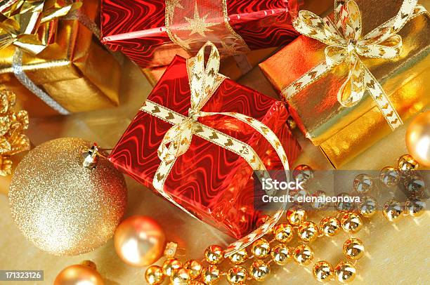 Regalos De Navidad Foto de stock y más banco de imágenes de 2013 - 2013, Adorno de navidad, Amarillo - Color