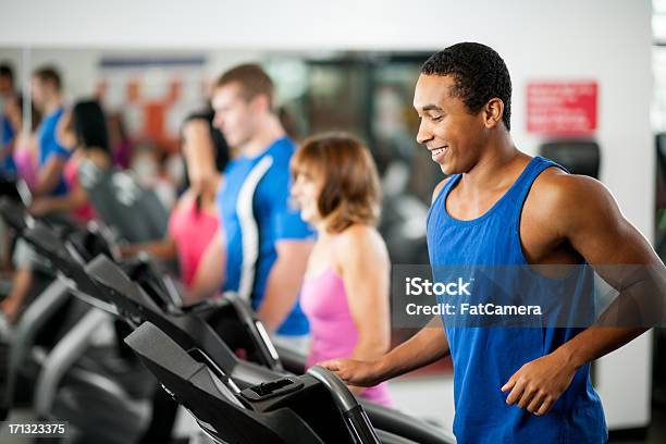 Cardiovascular Fitness - Fotografias de stock e mais imagens de Aeróbica - Aeróbica, Amizade, Aparelho de Musculação