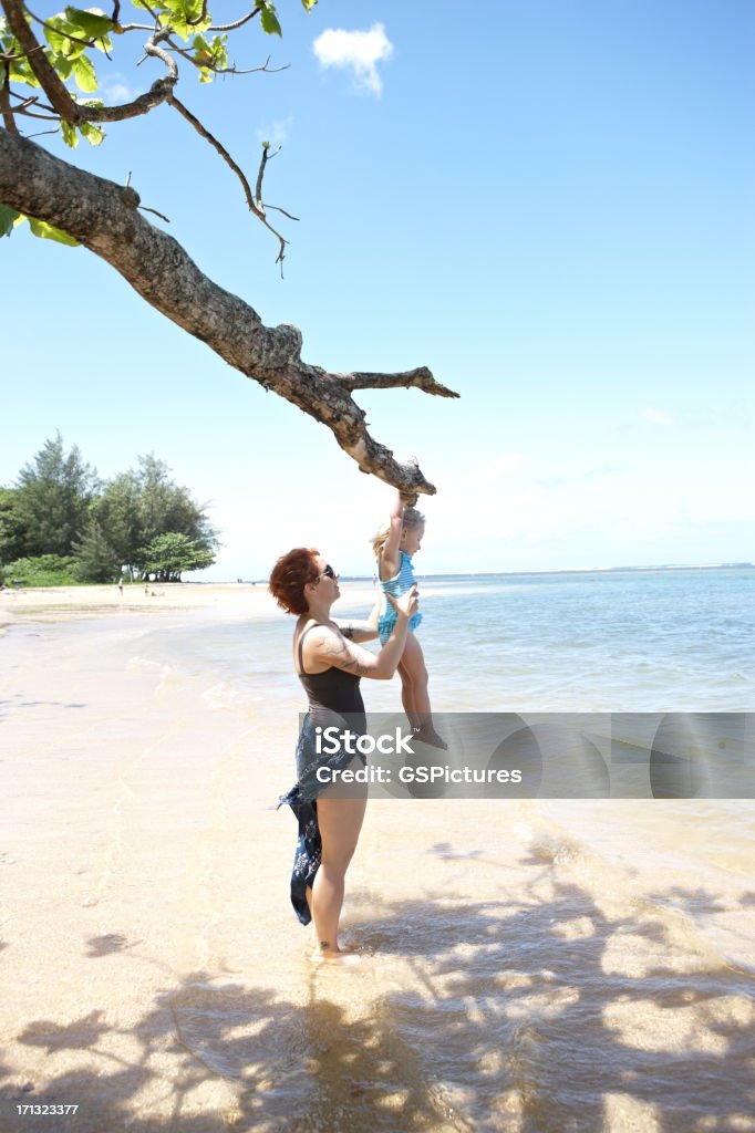 Mãe ajudando a filha up na árvore - Foto de stock de 2-3 Anos royalty-free