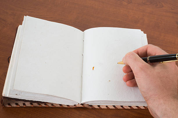 escrevendo no vazio leatherbook diário ou livro de convidados com caneta esferográfica - guest book note pad writing diary imagens e fotografias de stock