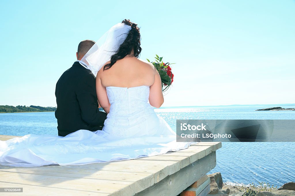 Casal de casamento-costas, vista de lado - Royalty-free Adulto Foto de stock