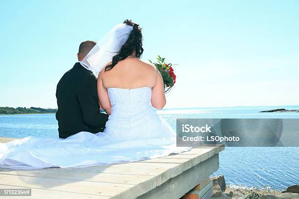 Casal De Casamentocostas Vista De Lado - Fotografias de stock e mais imagens de Adulto - Adulto, Amor, Amor à Primeira Vista