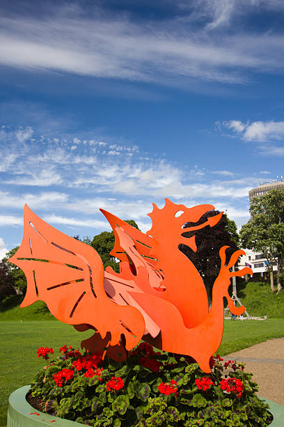 welsh dragon à cardiff, au pays de galles - welsh flag flag welsh culture all european flags photos et images de collection