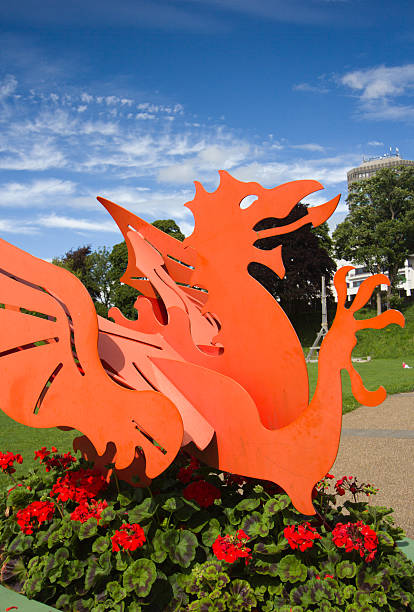 welsh dragão em cardiff, país de gales, - welsh culture wales welsh flag dragon imagens e fotografias de stock