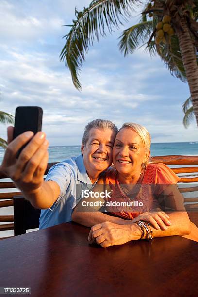 年配のカップル写真の Themself - 写真を撮るのストックフォトや画像を多数ご用意 - 写真を撮る, 人物, カップル