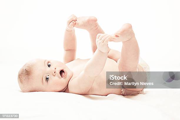 Счастливый Ребенок Йоги — стоковые фотографии и другие картинки Младенец - Младенец, Изолированный предмет, Белый фон