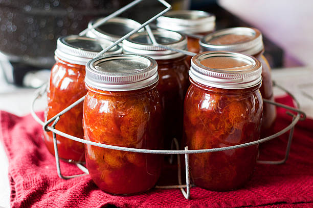 contratuerca de la ciruela frascos después del baño de agua hirviendo - jar canning food preserves fotografías e imágenes de stock