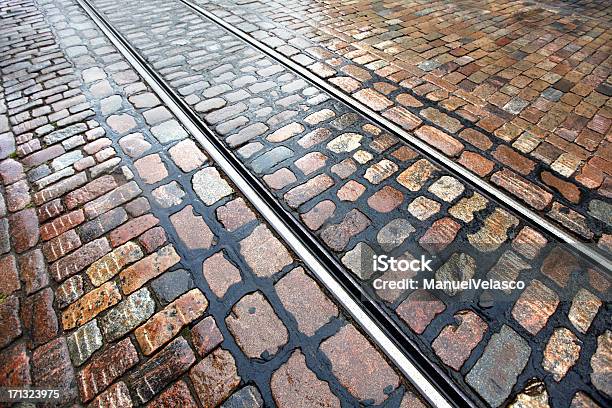 Carris Do Eléctrico Gobblestones Molhado - Fotografias de stock e mais imagens de Cidade - Cidade, Finlândia, Ao Ar Livre
