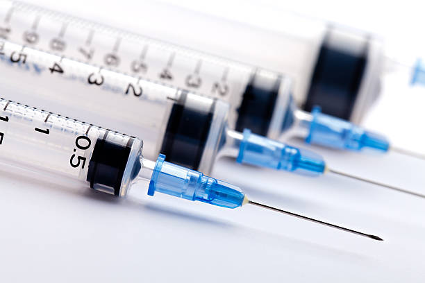 seringue - syringe injecting vaccination healthcare and medicine photos et images de collection
