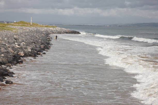 wzburzonych fal na welsh wybrzeże - wales beach editorial people zdjęcia i obrazy z banku zdjęć