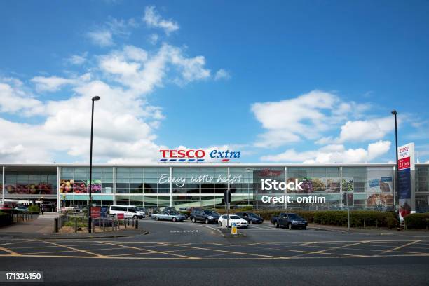 Tesco Korzystał Supermarket Pojazd Wejście - zdjęcia stockowe i więcej obrazów Tesco