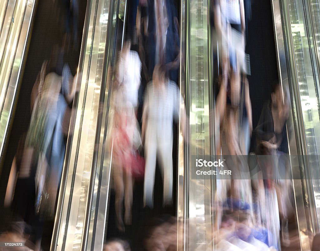 Personnes sur un escalier roulant - Photo de Affaires libre de droits
