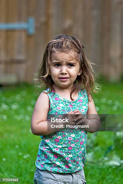 Triste Bambina - Fotografie stock e altre immagini di 2-3 anni - 2-3 anni, Affranto, Ambientazione esterna