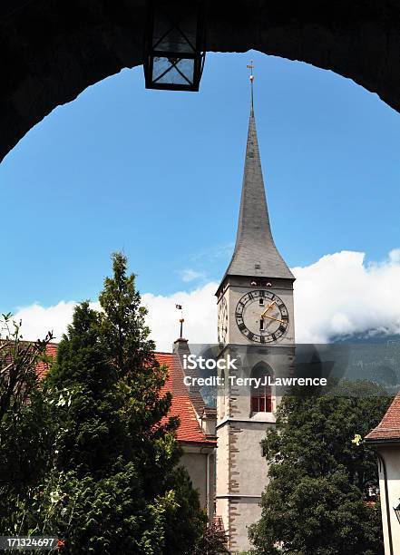 Kirche St Martin Chur Граубюнден Швейцария — стоковые фотографии и другие картинки Арка - архитектурный элемент - Арка - архитектурный элемент, Архитектура, Башня