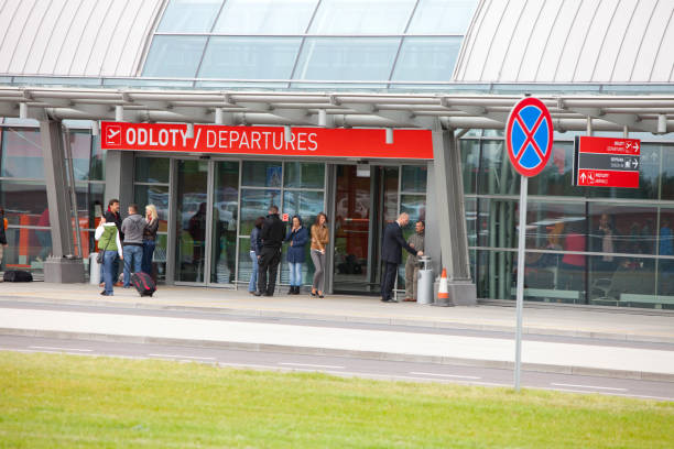 aeroporto de varsóvia modlin - modlin airport - fotografias e filmes do acervo