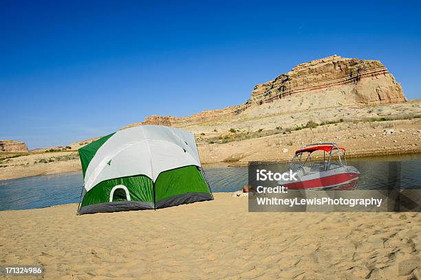 Campamento Y Paseos En Bote Foto de stock y más banco de imágenes de Actividad al aire libre - Actividad al aire libre, Aire libre, Arena