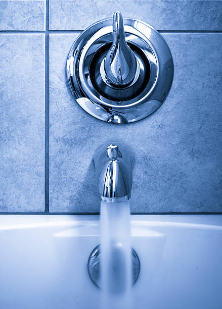 robinet de la baignoire - faucet water tap heat photos et images de collection