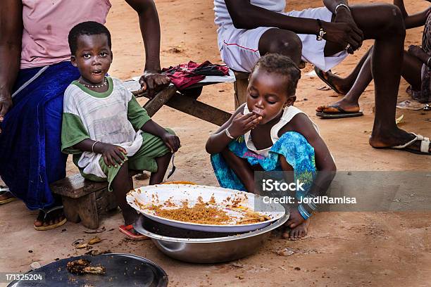 Photo libre de droit de Cuisine Dafrique banque d'images et plus d'images libres de droit de Sénégal - Sénégal, Enfant, Filiation