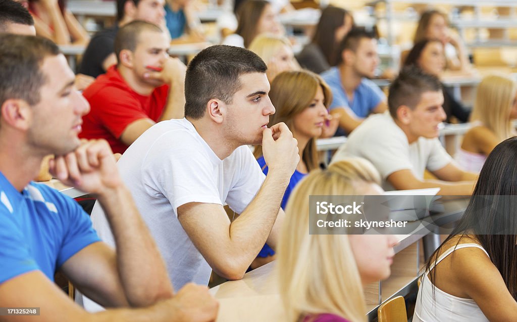 Große Gruppe von Studenten hören Vortrag zu einer - Lizenzfrei T-Shirt Stock-Foto