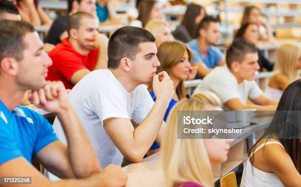 Grande Grupo De Alunos Ouvindo Uma Palestra - Fotografias de stock e mais imagens de T-Shirt - T-Shirt, 20-24 Anos, 20-29 Anos