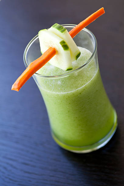 gurke-smoothie - gourmet juice bar juice carrot stock-fotos und bilder