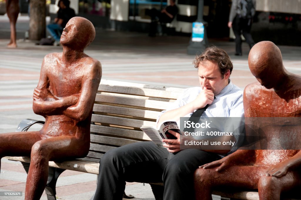 Lecture à Westlake Park - Photo de Banc libre de droits