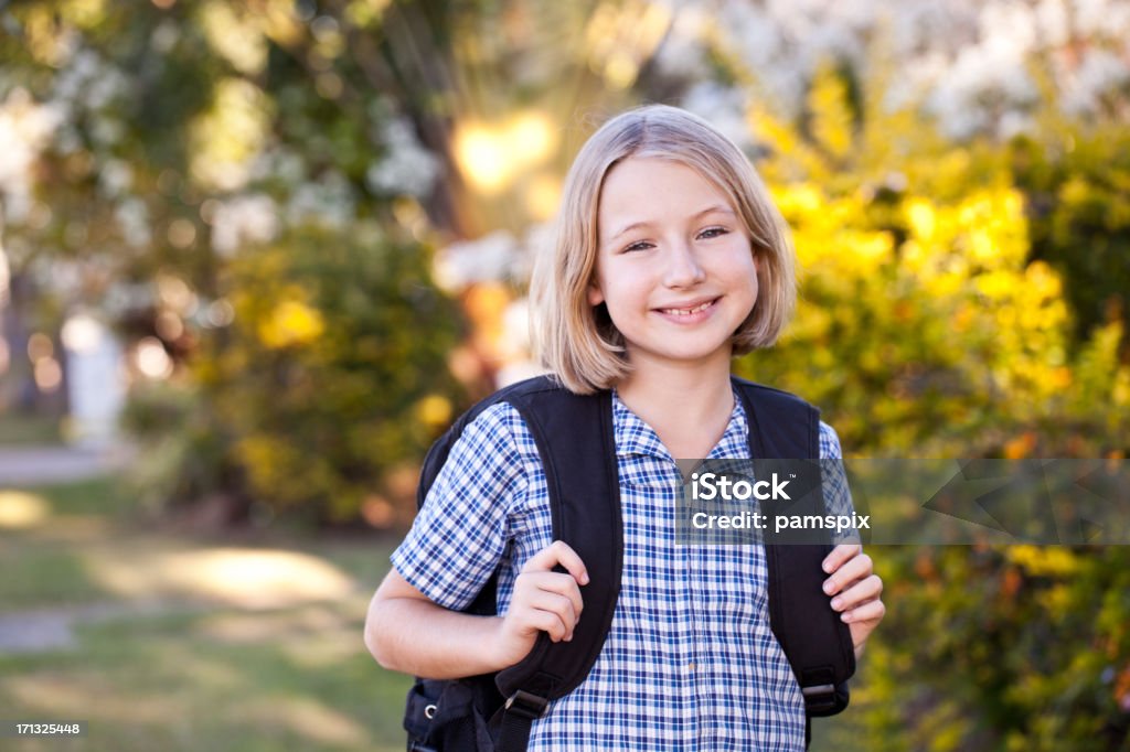 École jeune fille à la maison de l'école avec un sac à dos - Photo de Élève libre de droits