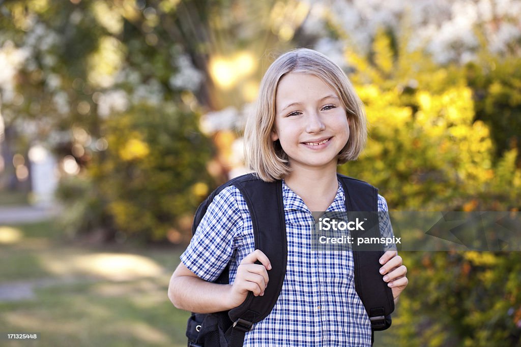 Escola Menina caminhando casa de escola com mochila - Foto de stock de Criança de Escola royalty-free