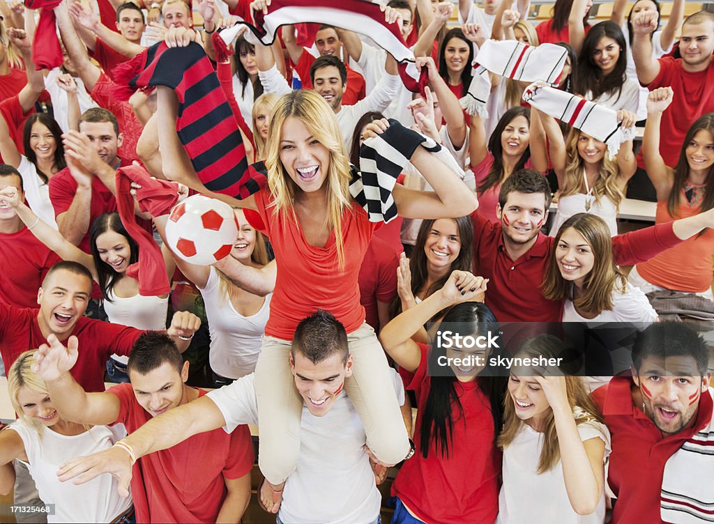 Groupe de fans de football encourager leur équipe. - Photo de Ballon de football libre de droits