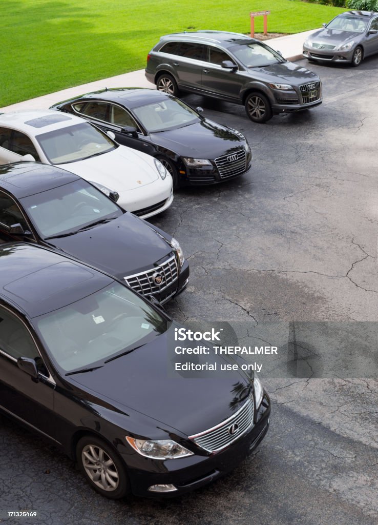 Carros de luxo no estacionamento com manobrista - Foto de stock de Mordomo royalty-free
