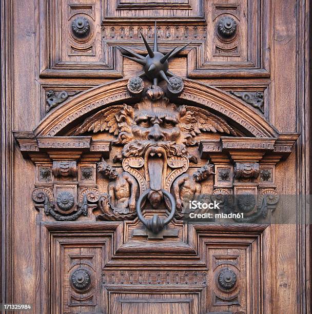 Detalle De Puerta Foto de stock y más banco de imágenes de Aldaba - Aldaba, Calado artesanal, Característica arquitectónica