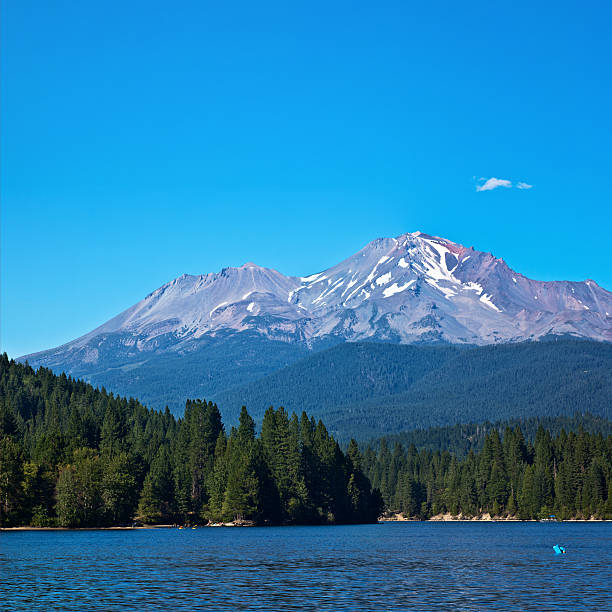 Summer at Lake Siskiyou Lake Siskiyou in the summer . Beach goers in a distance. Mt Shasta dominates horizon. siskiyou lake stock pictures, royalty-free photos & images
