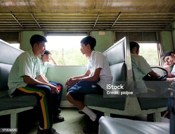 Studenten Die In Railroad Car Thailand Stockfoto und mehr Bilder von 18-19 Jahre - 18-19 Jahre, Am Telefon, Asiatische Kultur