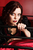 rote-leitung-vampir-holding-schwarz-bed-frame.jpg?b=1&s=170x170&k=20&c=e12kYC0mtp-T-sMjvUBlW9QLiNZlC7M2aOryHdihhPE=