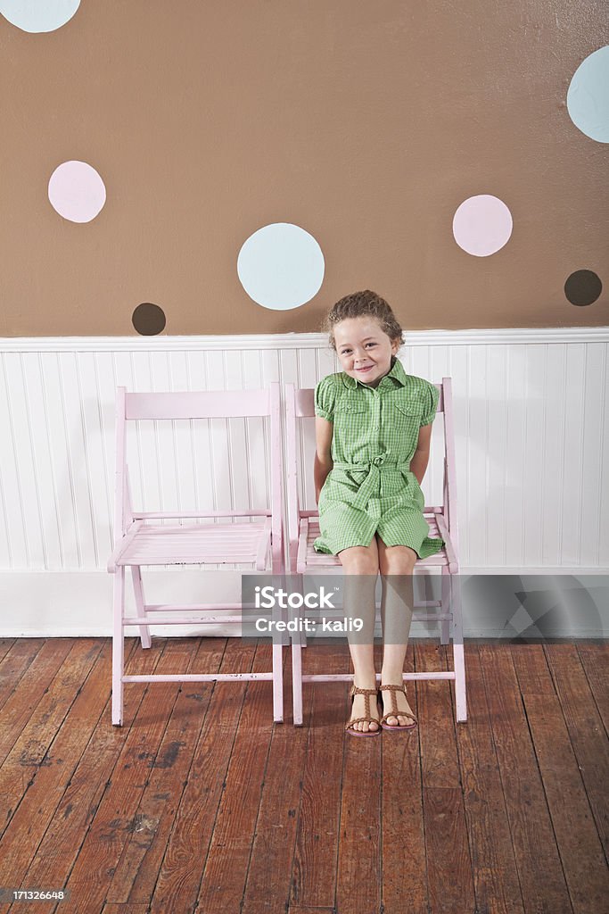 플레이풀 소녀만 의자에 앉아 - 로열티 프리 아이 스톡 사진