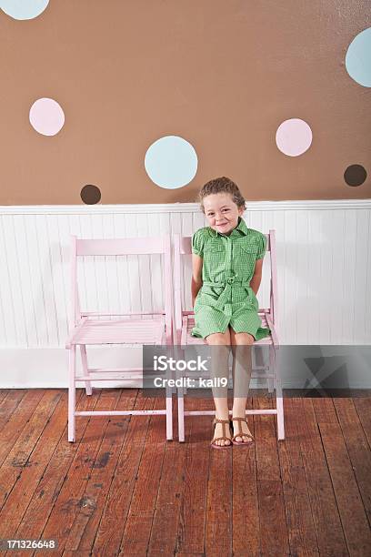 플레이풀 소녀만 의자에 앉아 아이에 대한 스톡 사진 및 기타 이미지 - 아이, 앉음, 6-7 살