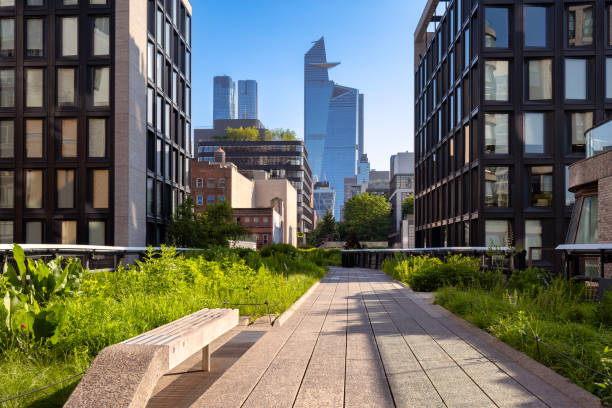 la passeggiata high line con i grattacieli di hudson yards. parco greenway sopraelevato a chelsea, manhattan, new york city - nyc greenway foto e immagini stock