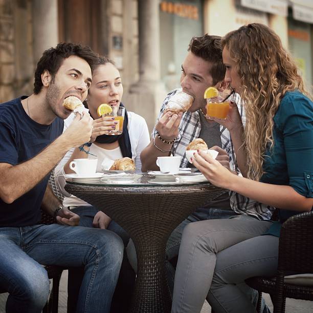 vier freunde haben ein frühstück im café. - coffee couple italy drinking stock-fotos und bilder