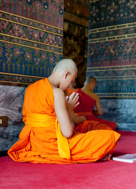 승려들 명상하기 및 기도하기 in 왓아룬 관자놀이 bangkok thailand - monk meditating thailand bangkok 뉴스 사진 이미지