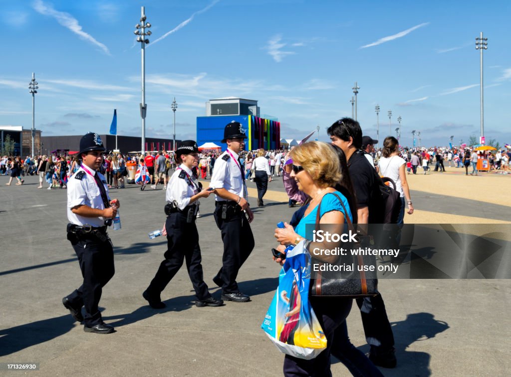 Polizia le folle nel parco olimpico di Londra - Foto stock royalty-free di 2012
