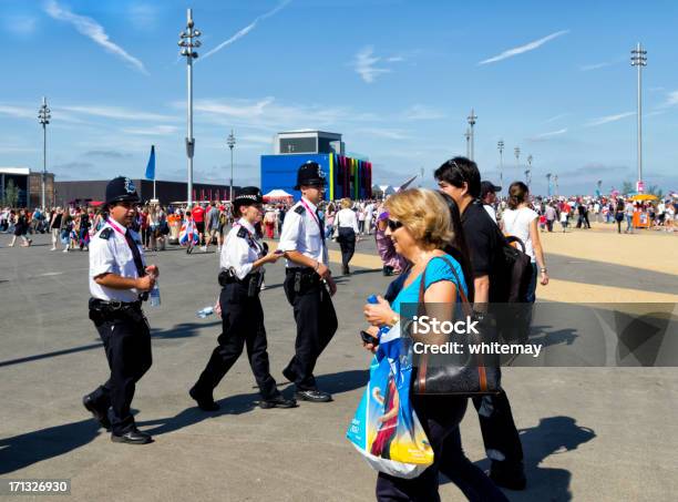 Polizia Le Folle Nel Parco Olimpico Di Londra - Fotografie stock e altre immagini di 2012 - 2012, Ambientazione esterna, Attività