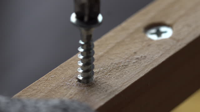 Screwing screws with electric screwdriver