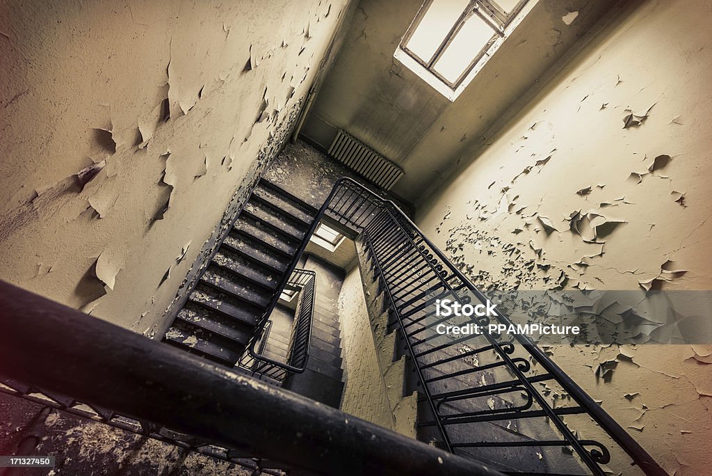 Ruina antigua sucio escalera - Foto de stock de Embrujado libre de derechos