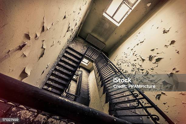 Ruina Antigua Sucio Escalera Foto de stock y más banco de imágenes de Embrujado - Embrujado, Escaleras, Moho