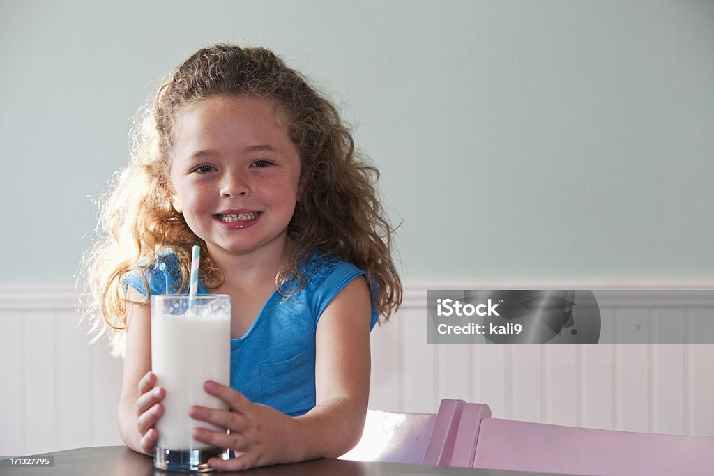 Маленькая девочка, выпить стакан молока - Стоковые фото 6-7 лет роялти-фри