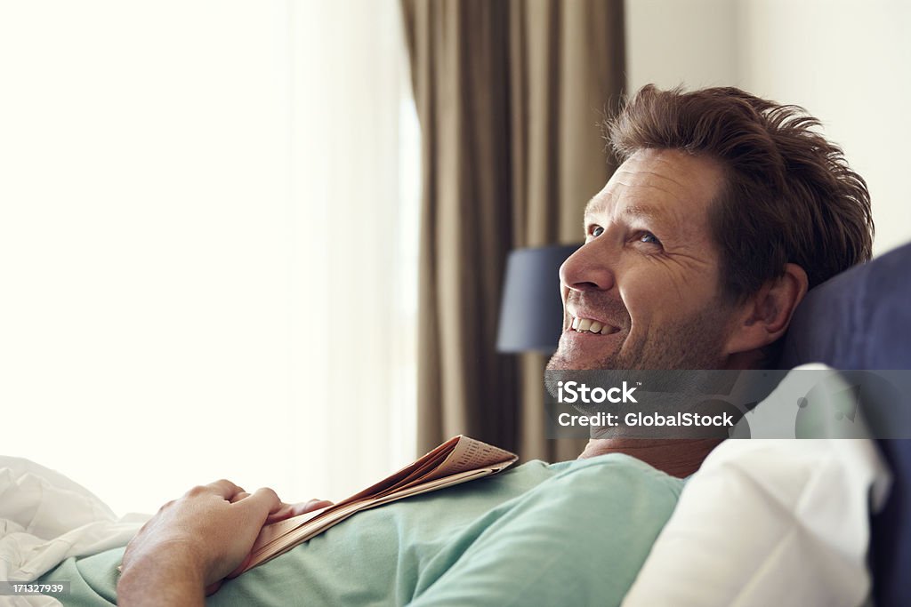 Relaxante na cama com seu manhã Jornal - Royalty-free 40-49 Anos Foto de stock